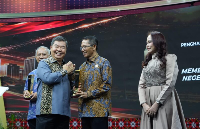 Kepala Badan Pengusahaan (BP) Batam Amsakar Achmad menerima penghargaan Inovasi Membangun Negeri 2026 dari tvOne. Foto: INIKEPRI.COM/BP Batam 