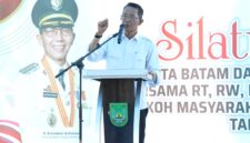 Silaturahmi Wali Kota Batam, Amsakar Achmad, bersama para ketua RT, RW, dan tokoh masyarakat di halaman Kantor Camat Galang. Foto: INIKEPRI.COM/Media Center Batam