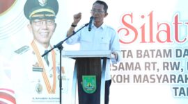 Silaturahmi Wali Kota Batam, Amsakar Achmad, bersama para ketua RT, RW, dan tokoh masyarakat di halaman Kantor Camat Galang. Foto: INIKEPRI.COM/Media Center Batam 