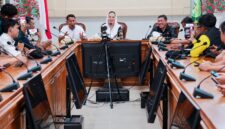 Bupati Natuna, Cen Sui Lan, dalam konferensi pers di Kantor Bupati Natuna. Foto: INIKEPRI.COM