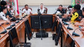 Bupati Natuna, Cen Sui Lan, dalam konferensi pers di Kantor Bupati Natuna. Foto: INIKEPRI.COM
