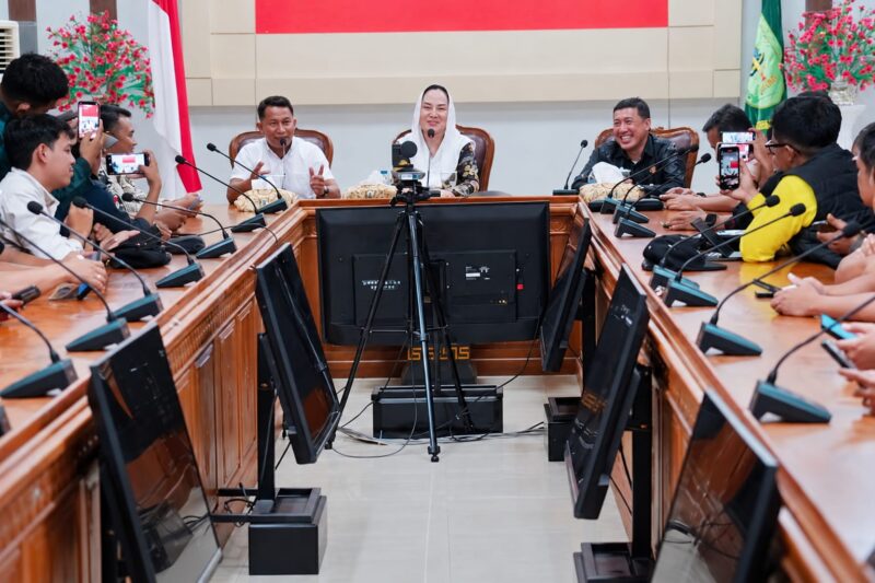 Bupati Natuna, Cen Sui Lan, dalam konferensi pers di Kantor Bupati Natuna. Foto: INIKEPRI.COM