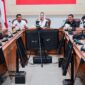 Bupati Natuna, Cen Sui Lan, dalam konferensi pers di Kantor Bupati Natuna. Foto: INIKEPRI.COM