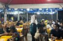 Bupati Natuna Cen Sui Lan hadir dan menyapa para wartawan yang mengikuti turnamen domino di Pantai Piwang, Ranai, Natuna. Foto: Istimewa