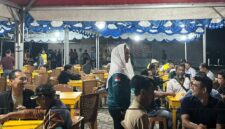 Bupati Natuna Cen Sui Lan hadir dan menyapa para wartawan yang mengikuti turnamen domino di Pantai Piwang, Ranai, Natuna. Foto: Istimewa