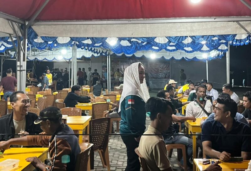 Bupati Natuna Cen Sui Lan hadir dan menyapa para wartawan yang mengikuti turnamen domino di Pantai Piwang, Ranai, Natuna. Foto: Istimewa