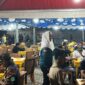 Bupati Natuna Cen Sui Lan hadir dan menyapa para wartawan yang mengikuti turnamen domino di Pantai Piwang, Ranai, Natuna. Foto: Istimewa 