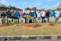 Kegiatan gotong royong dan penanaman bunga kertas di Jalan Batu Sisir. Foto: INIKEPRI.COM