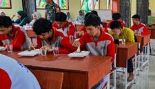 Siswa di Natuna menikmati MBG. Foto: istimewa 