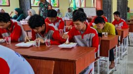 Siswa di Natuna menikmati MBG. Foto: istimewa 