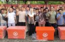 Bupati Natuna Cen Sui Lan menyerahkan sebanyak 100 cold box berbahan fiber kepada sembilan Kelompok Usaha Bersama (Kube) nelayan. Foto: Istimewa