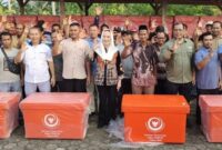 Bupati Natuna Cen Sui Lan menyerahkan sebanyak 100 cold box berbahan fiber kepada sembilan Kelompok Usaha Bersama (Kube) nelayan. Foto: Istimewa 