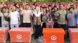 Bupati Natuna Cen Sui Lan menyerahkan sebanyak 100 cold box berbahan fiber kepada sembilan Kelompok Usaha Bersama (Kube) nelayan. Foto: Istimewa 