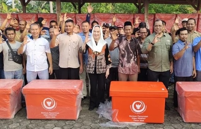 Bupati Natuna Cen Sui Lan menyerahkan sebanyak 100 cold box berbahan fiber kepada sembilan Kelompok Usaha Bersama (Kube) nelayan. Foto: Istimewa