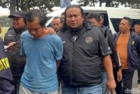 Dwi Bagus Martono, pelaku pembunuhan wanita bernama Dini Hardiyanti (30) serta anaknya laki-laki berinisial AGEF (4) asal Kabupaten Bogor saat dibawa ke Ditreskrimum Polda Jatim. Foto: Istimewa