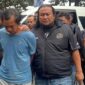 Dwi Bagus Martono, pelaku pembunuhan wanita bernama Dini Hardiyanti (30) serta anaknya laki-laki berinisial AGEF (4) asal Kabupaten Bogor saat dibawa ke Ditreskrimum Polda Jatim. Foto: Istimewa 