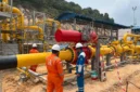 Tenaga Ahli Proyek PLN EPI melakukan pengecekan kesiapan Onshore Receiving Facility (ORF) WNTS-Pemping untuk memastikan fasilitas siap dari segi keamanan dan keselamatan sebelum Gas-In Commisioning dimulai. Foto: Istimewa 