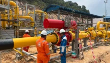 Tenaga Ahli Proyek PLN EPI melakukan pengecekan kesiapan Onshore Receiving Facility (ORF) WNTS-Pemping untuk memastikan fasilitas siap dari segi keamanan dan keselamatan sebelum Gas-In Commisioning dimulai. Foto: Istimewa 