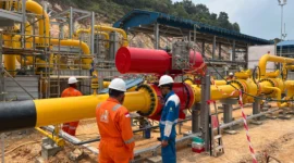 Tenaga Ahli Proyek PLN EPI melakukan pengecekan kesiapan Onshore Receiving Facility (ORF) WNTS-Pemping untuk memastikan fasilitas siap dari segi keamanan dan keselamatan sebelum Gas-In Commisioning dimulai. Foto: Istimewa 