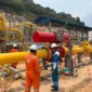 Tenaga Ahli Proyek PLN EPI melakukan pengecekan kesiapan Onshore Receiving Facility (ORF) WNTS-Pemping untuk memastikan fasilitas siap dari segi keamanan dan keselamatan sebelum Gas-In Commisioning dimulai. Foto: Istimewa 