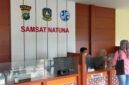 Salah seorang warga tengah membayar pajak kendaraan di Samsat Natuna. Foto: INIKEPRI.COM