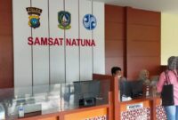 Salah seorang warga tengah membayar pajak kendaraan di Samsat Natuna. Foto: INIKEPRI.COM