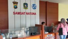 Salah seorang warga tengah membayar pajak kendaraan di Samsat Natuna. Foto: INIKEPRI.COM