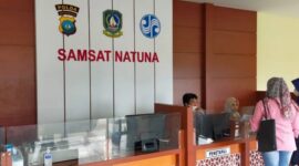 Salah seorang warga tengah membayar pajak kendaraan di Samsat Natuna. Foto: INIKEPRI.COM