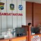 Salah seorang warga tengah membayar pajak kendaraan di Samsat Natuna. Foto: INIKEPRI.COM
