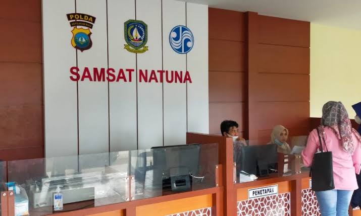 Salah seorang warga tengah membayar pajak kendaraan di Samsat Natuna. Foto: INIKEPRI.COM