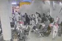 Rekaman CCTV menunjukkan reaksi orang-orang terhadap serangan di Bandara Internasional Abha, di Abha, Provinsi Asir, Arab Saudi, dalam cuplikan layar dari video yang dirilis pada Kamis (15/10/2026). Foto: via REUTERS/SAUDI TV