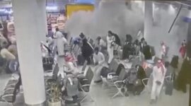 Rekaman CCTV menunjukkan reaksi orang-orang terhadap serangan di Bandara Internasional Abha, di Abha, Provinsi Asir, Arab Saudi, dalam cuplikan layar dari video yang dirilis pada Kamis (15/10/2026). Foto: via REUTERS/SAUDI TV