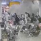 Rekaman CCTV menunjukkan reaksi orang-orang terhadap serangan di Bandara Internasional Abha, di Abha, Provinsi Asir, Arab Saudi, dalam cuplikan layar dari video yang dirilis pada Kamis (15/10/2026). Foto: via REUTERS/SAUDI TV